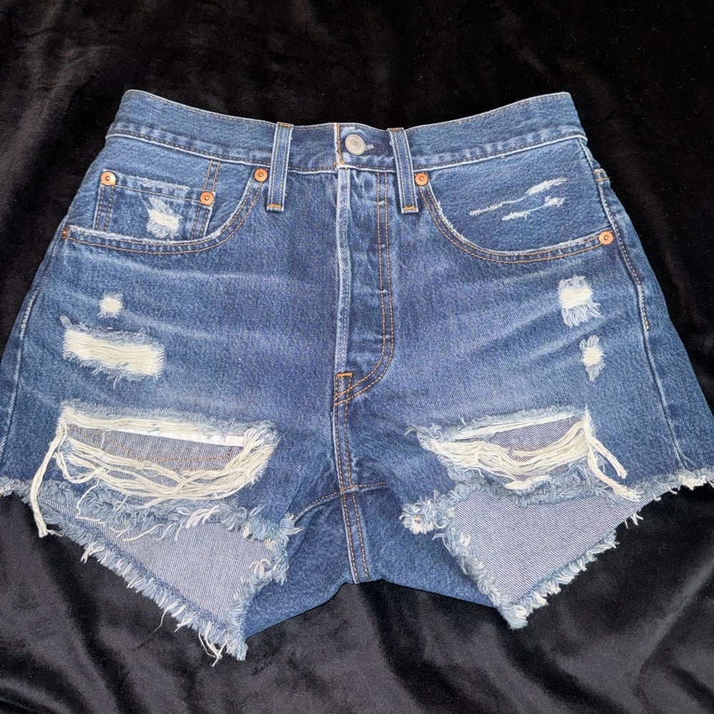 LEVI’S DENIM SHORTS